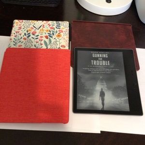 Kindle Oasis 10th Gen + Covers